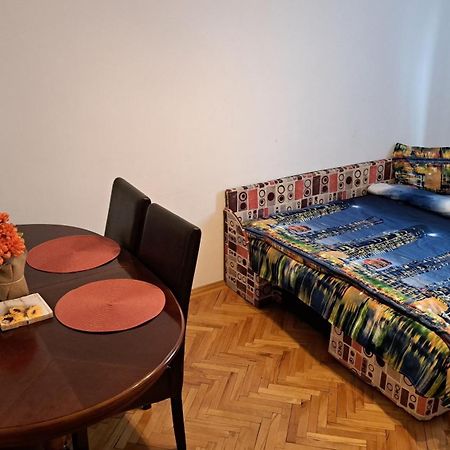 Lovely 1 Bedroom Apartment In City Centre, Sleeps 4 ! Turda Exterior photo