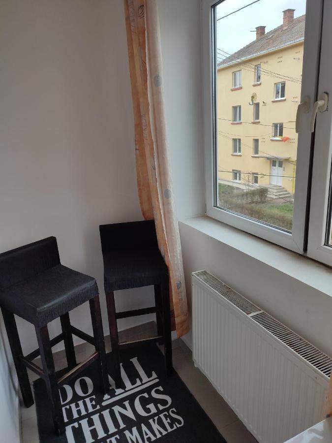 Lovely 1 Bedroom Apartment In City Centre, Sleeps 4 ! Turda Exterior photo