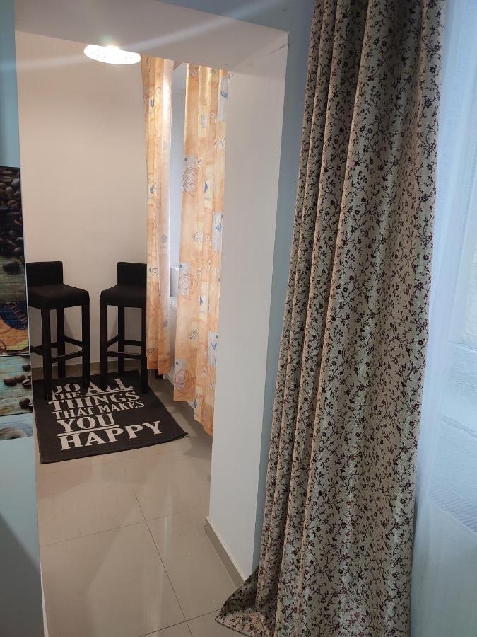 Lovely 1 Bedroom Apartment In City Centre, Sleeps 4 ! Turda Exterior photo