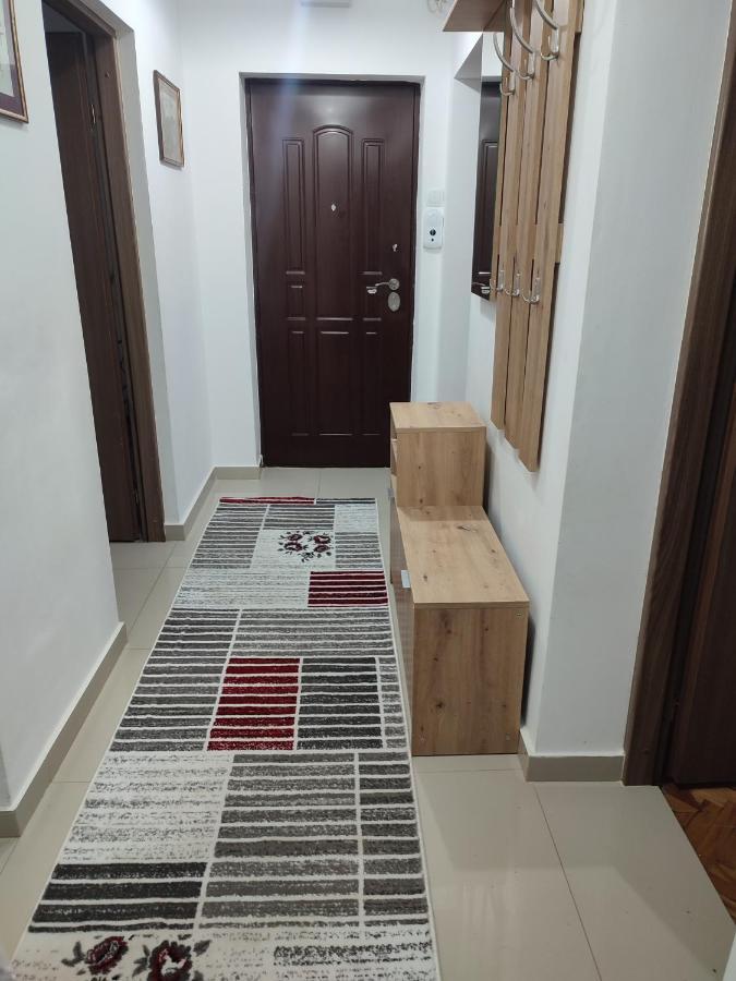 Lovely 1 Bedroom Apartment In City Centre, Sleeps 4 ! Turda Exterior photo