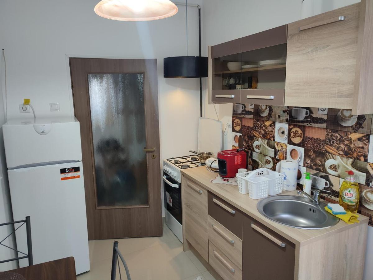 Lovely 1 Bedroom Apartment In City Centre, Sleeps 4 ! Turda Exterior photo