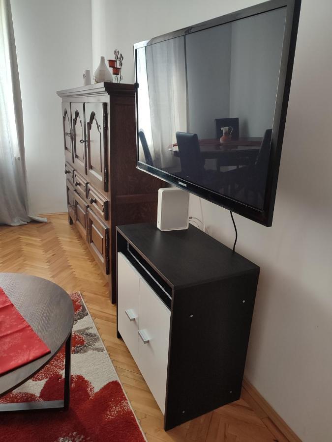 Lovely 1 Bedroom Apartment In City Centre, Sleeps 4 ! Turda Exterior photo