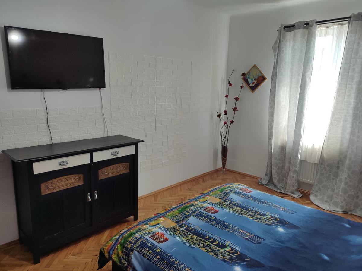 Lovely 1 Bedroom Apartment In City Centre, Sleeps 4 ! Turda Exterior photo