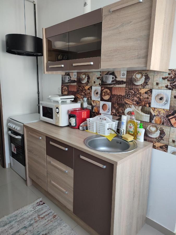 Lovely 1 Bedroom Apartment In City Centre, Sleeps 4 ! Turda Exterior photo