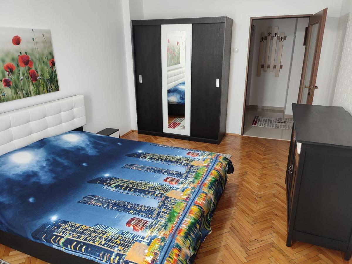 Lovely 1 Bedroom Apartment In City Centre, Sleeps 4 ! Turda Exterior photo