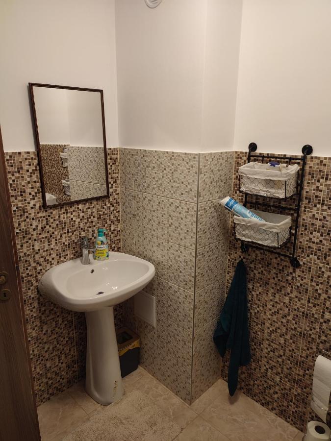 Lovely 1 Bedroom Apartment In City Centre, Sleeps 4 ! Turda Exterior photo