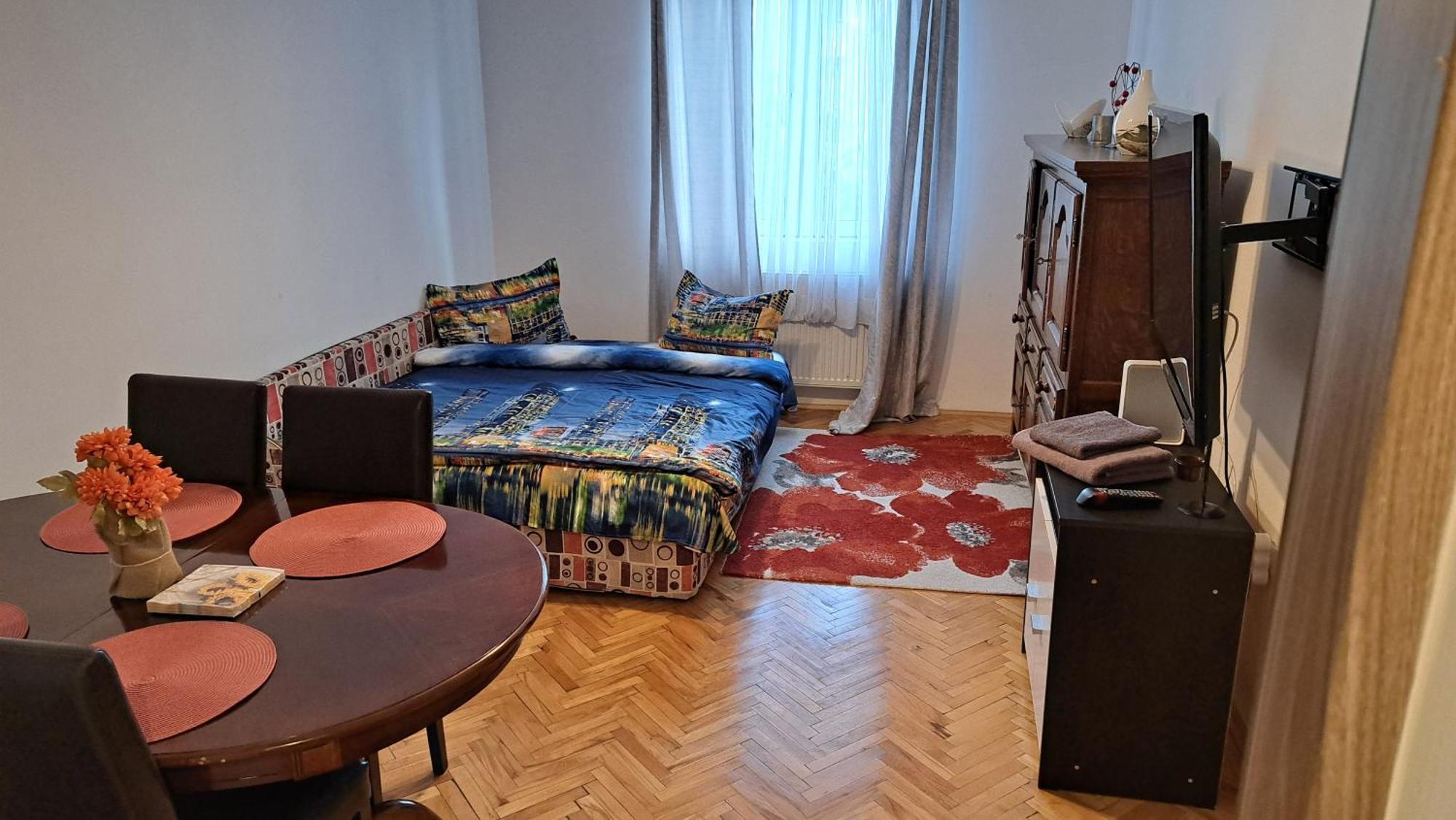 Lovely 1 Bedroom Apartment In City Centre, Sleeps 4 ! Turda Exterior photo